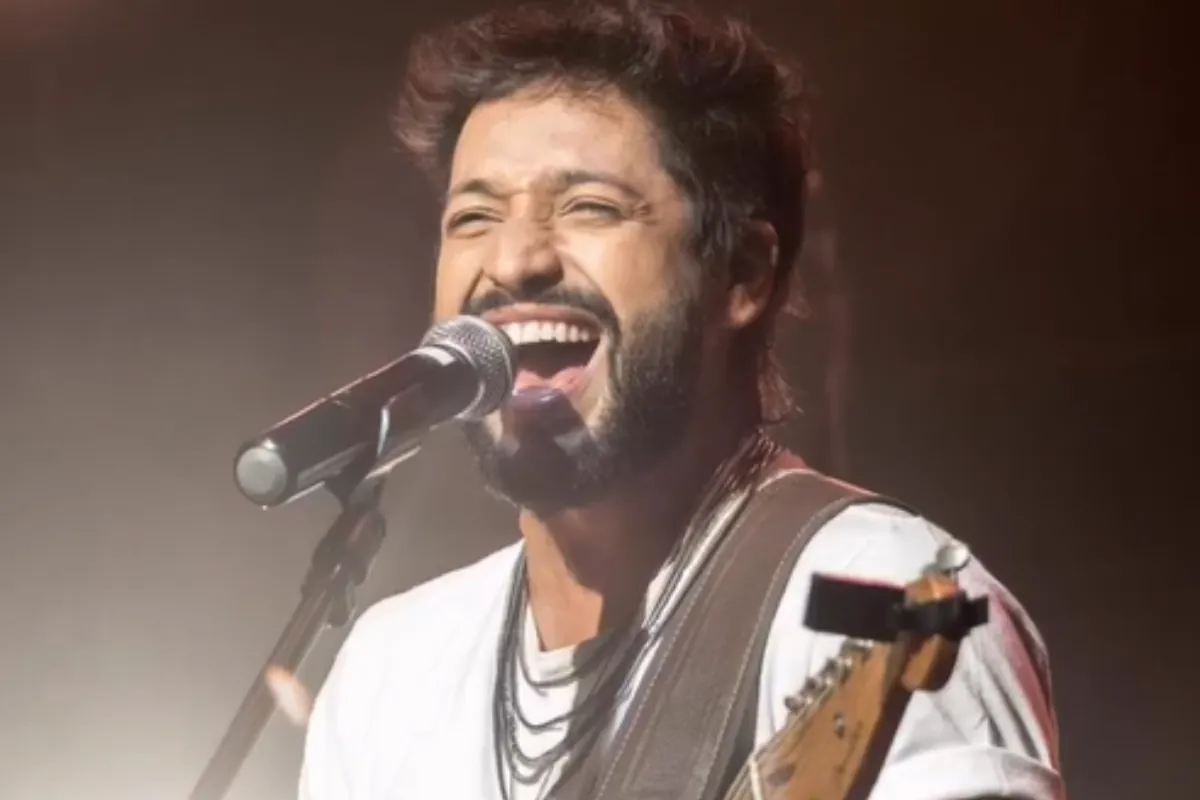 [ALT_TODO: Leandro Léo cantando - foto 1 de 4 - seção Canto]