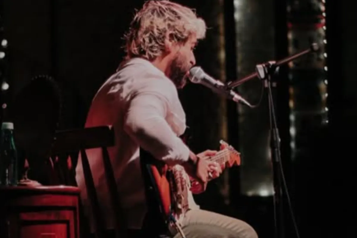 [ALT_TODO: Leandro Léo cantando - foto 3 de 4 - seção Canto]